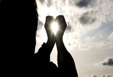 国足抵达杭州球迷热情接机 国脚表情严肃拘谨(图).